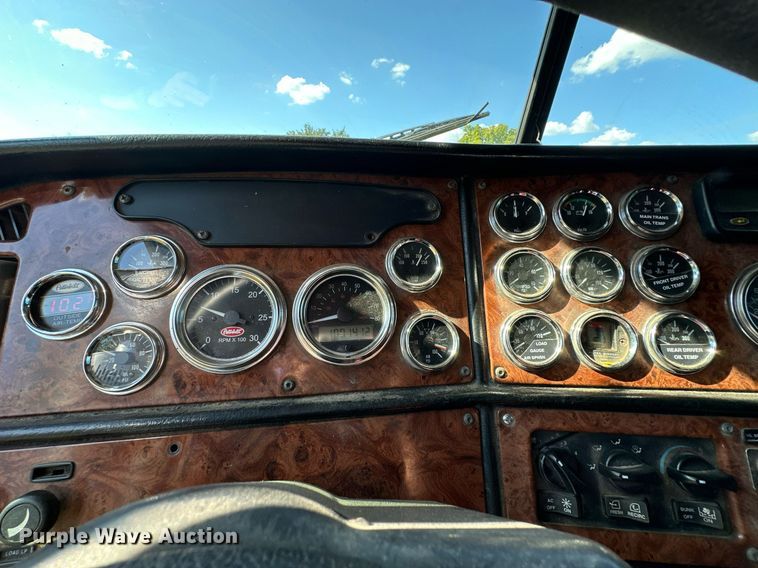 image for item EJ8981 2005 Peterbilt  379 semi truck