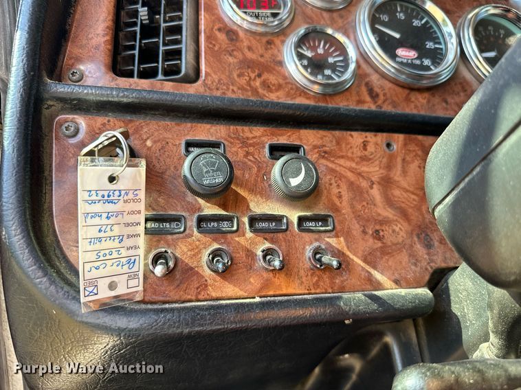 image for item EJ8981 2005 Peterbilt  379 semi truck