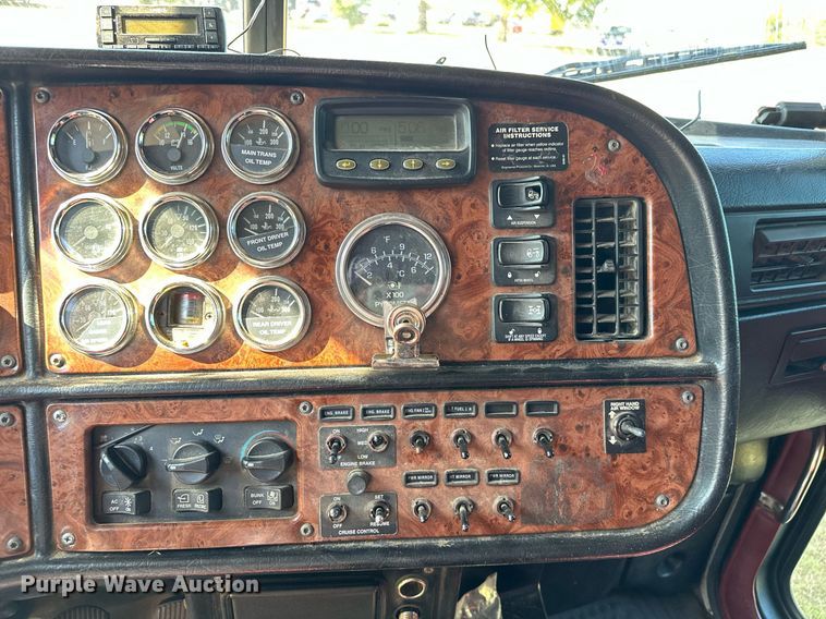 image for item EJ8981 2005 Peterbilt  379 semi truck