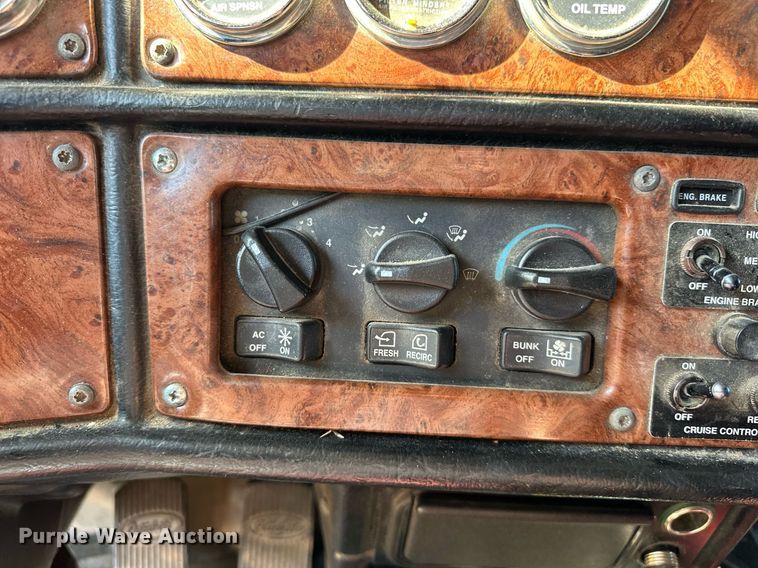 image for item EJ8981 2005 Peterbilt  379 semi truck