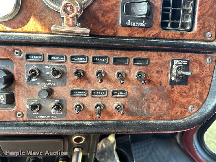 image for item EJ8981 2005 Peterbilt  379 semi truck