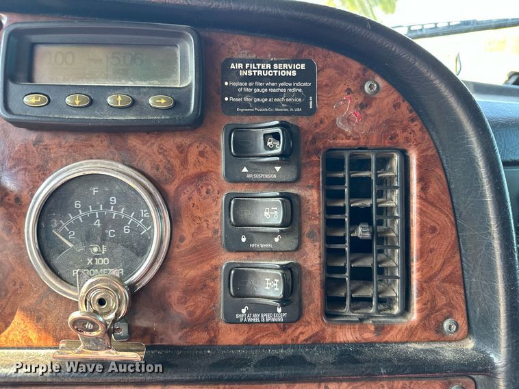 image for item EJ8981 2005 Peterbilt  379 semi truck