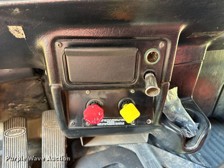 image for item EJ8981 2005 Peterbilt  379 semi truck