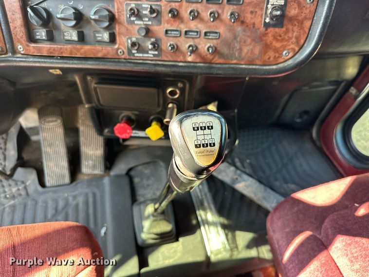 image for item EJ8981 2005 Peterbilt  379 semi truck