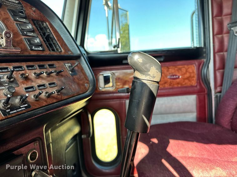 image for item EJ8981 2005 Peterbilt  379 semi truck