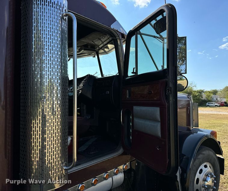 image for item EJ8981 2005 Peterbilt  379 semi truck