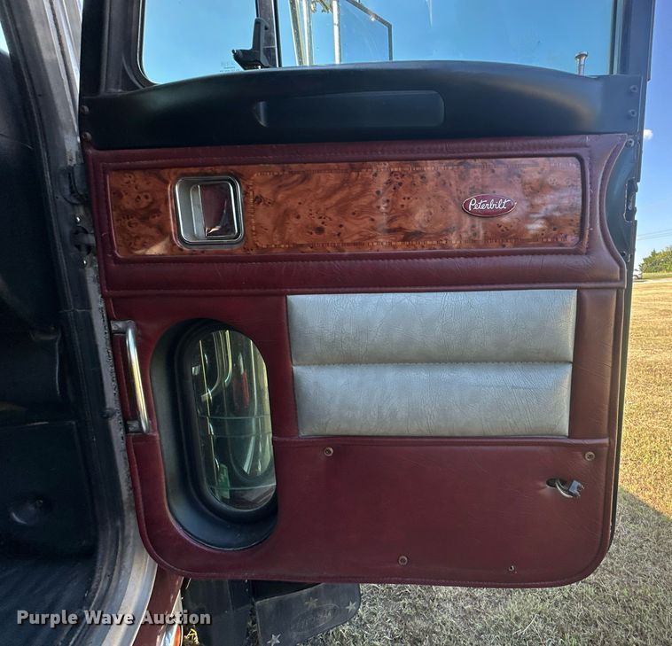 image for item EJ8981 2005 Peterbilt  379 semi truck