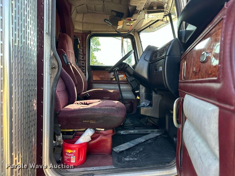 image for item EJ8981 2005 Peterbilt  379 semi truck