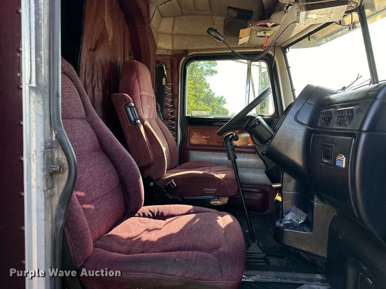 image for item EJ8981 2005 Peterbilt  379 semi truck