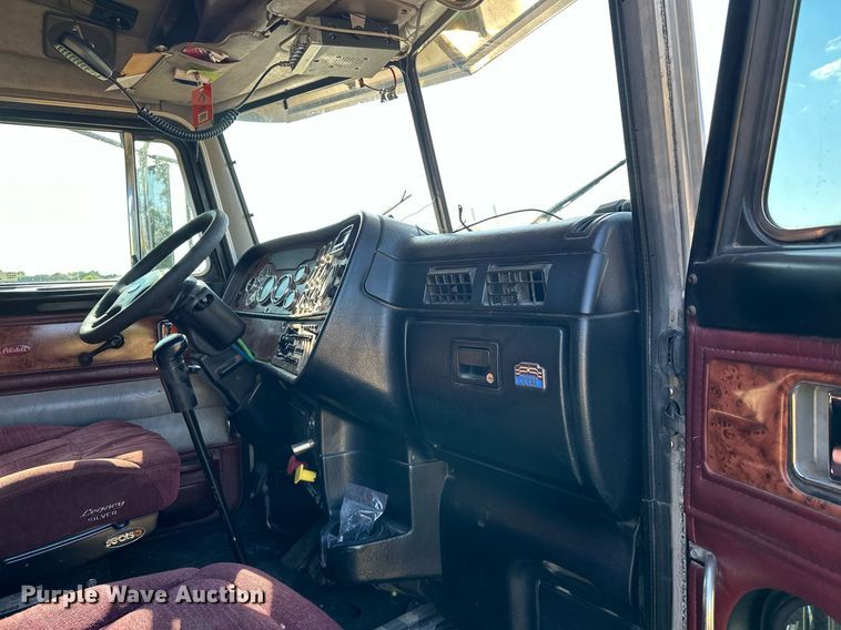 image for item EJ8981 2005 Peterbilt  379 semi truck