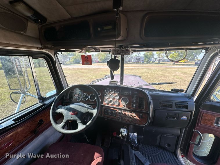 image for item EJ8981 2005 Peterbilt  379 semi truck