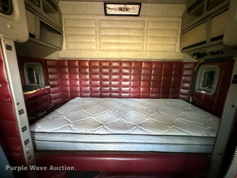 image for item EJ8981 2005 Peterbilt  379 semi truck