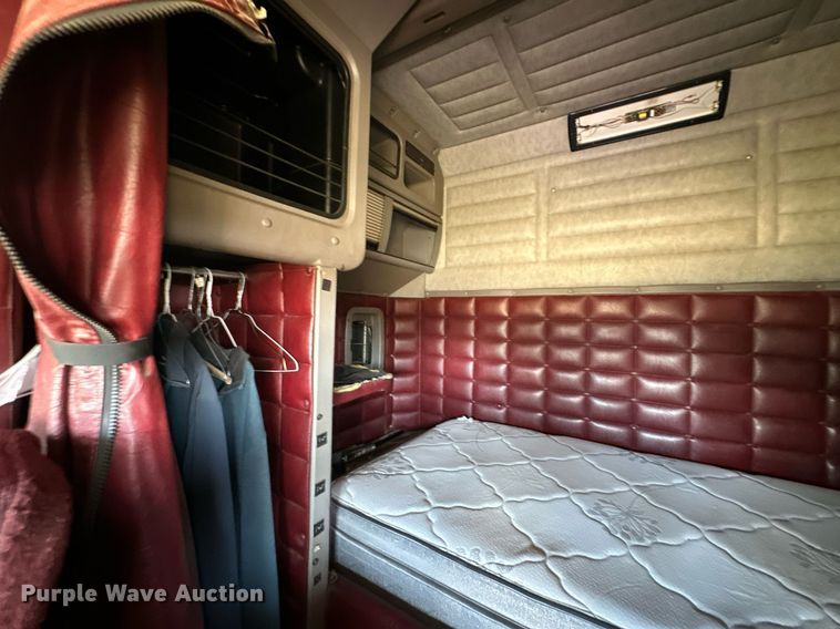 image for item EJ8981 2005 Peterbilt  379 semi truck