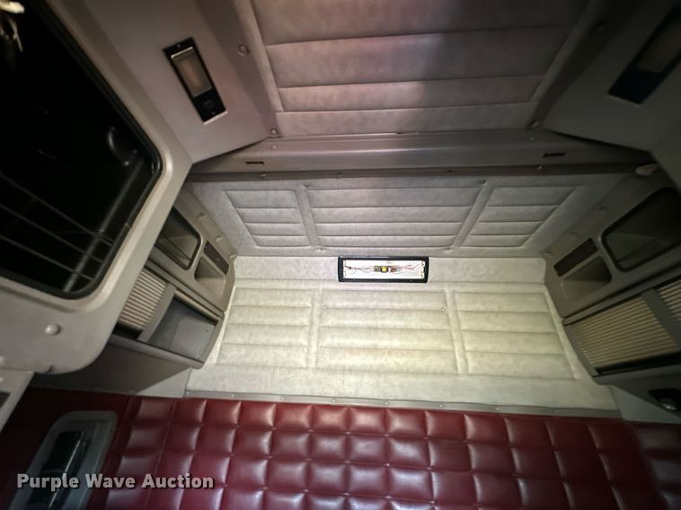 image for item EJ8981 2005 Peterbilt  379 semi truck