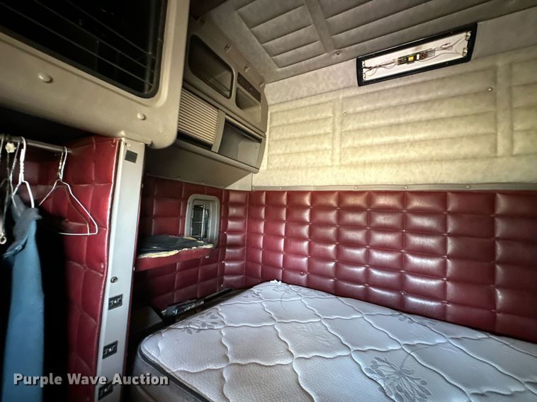 image for item EJ8981 2005 Peterbilt  379 semi truck