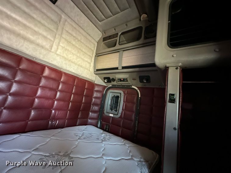 image for item EJ8981 2005 Peterbilt  379 semi truck