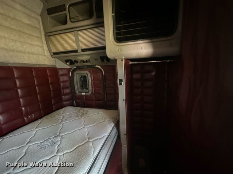 image for item EJ8981 2005 Peterbilt  379 semi truck