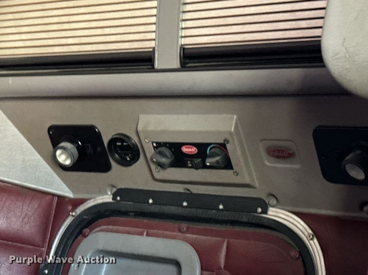 image for item EJ8981 2005 Peterbilt  379 semi truck