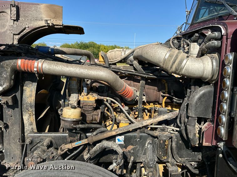 image for item EJ8981 2005 Peterbilt  379 semi truck