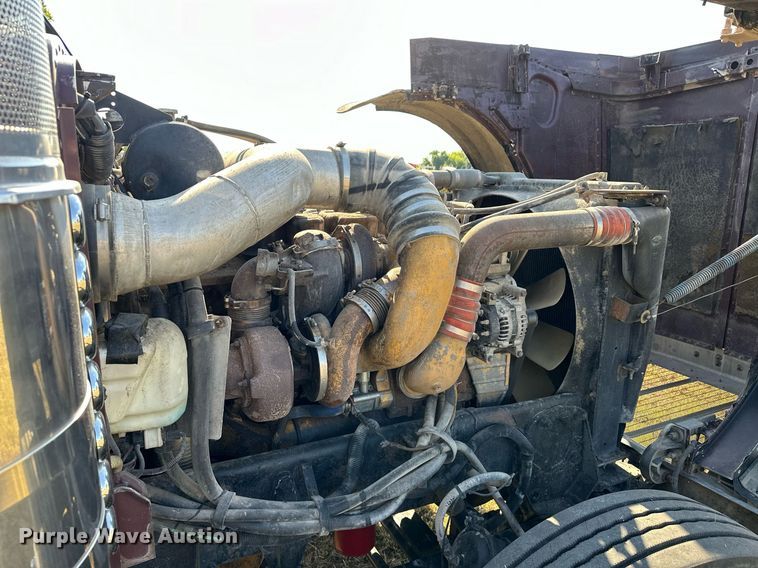 image for item EJ8981 2005 Peterbilt  379 semi truck