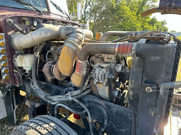 image for item EJ8981 2005 Peterbilt  379 semi truck