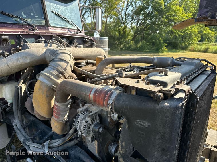 image for item EJ8981 2005 Peterbilt  379 semi truck