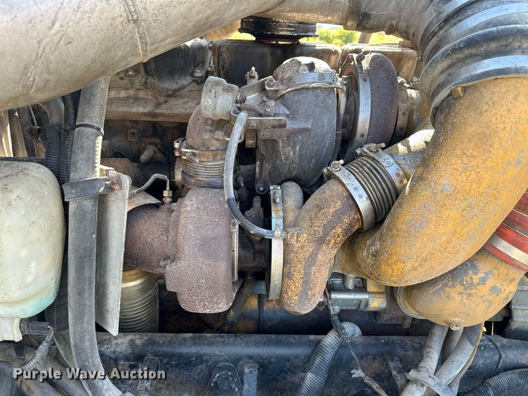 image for item EJ8981 2005 Peterbilt  379 semi truck