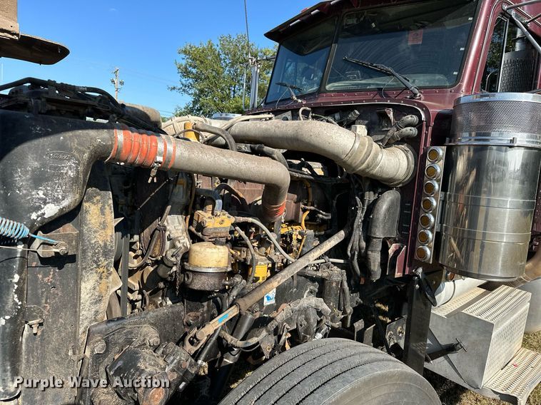 image for item EJ8981 2005 Peterbilt  379 semi truck