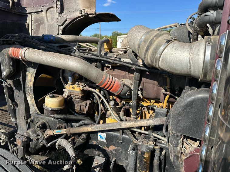 image for item EJ8981 2005 Peterbilt  379 semi truck