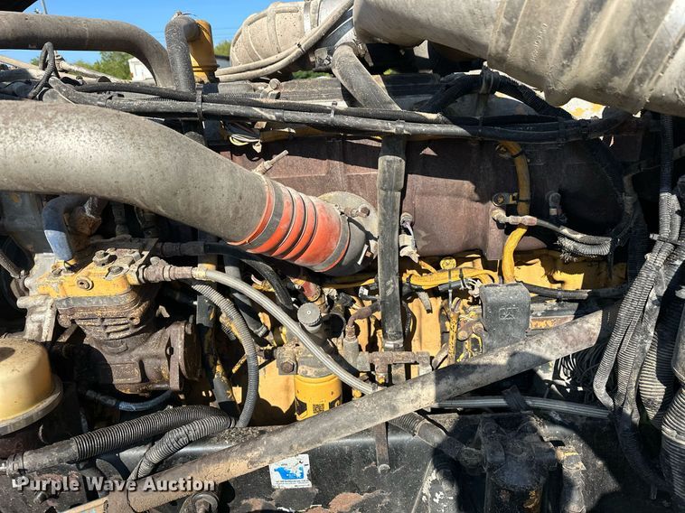 image for item EJ8981 2005 Peterbilt  379 semi truck