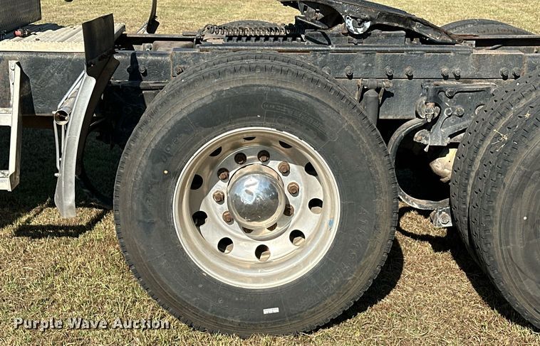 image for item EJ8981 2005 Peterbilt  379 semi truck