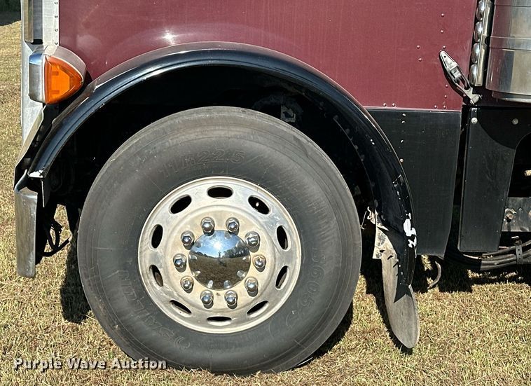 image for item EJ8981 2005 Peterbilt  379 semi truck