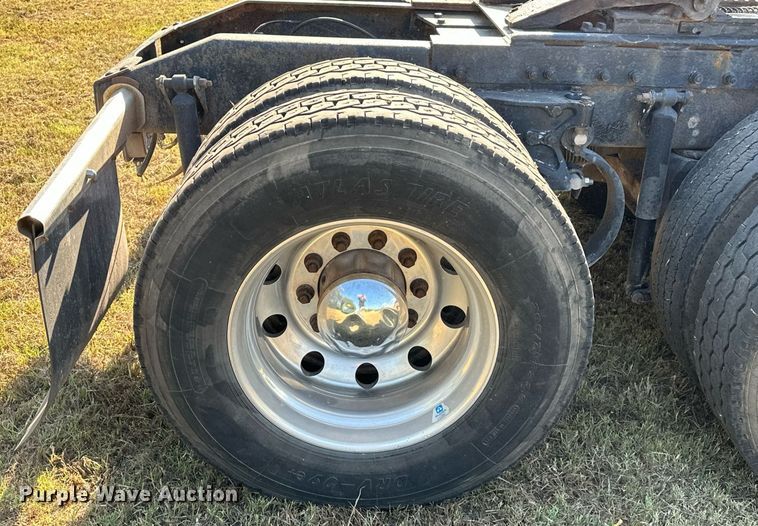 image for item EJ8981 2005 Peterbilt  379 semi truck