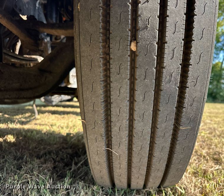 image for item EJ8981 2005 Peterbilt  379 semi truck