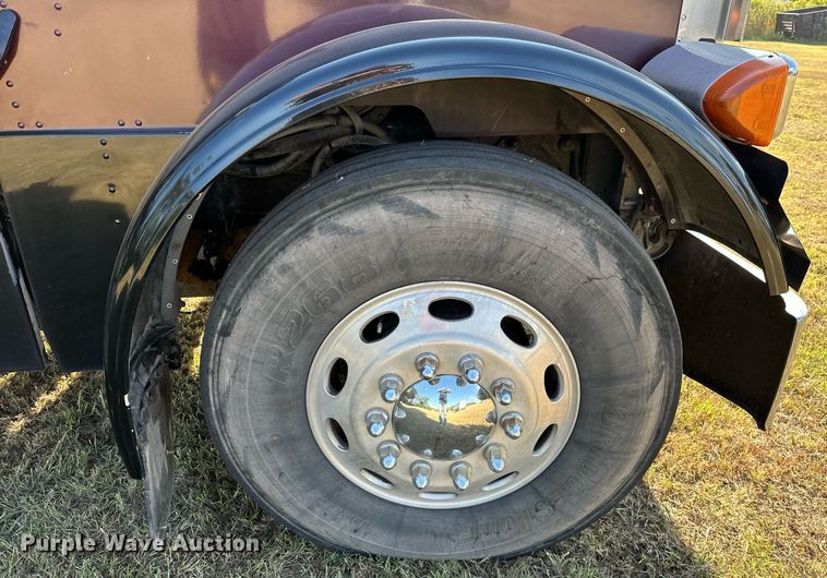 image for item EJ8981 2005 Peterbilt  379 semi truck