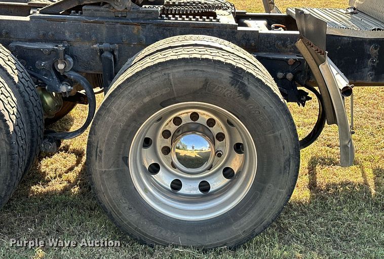 image for item EJ8981 2005 Peterbilt  379 semi truck