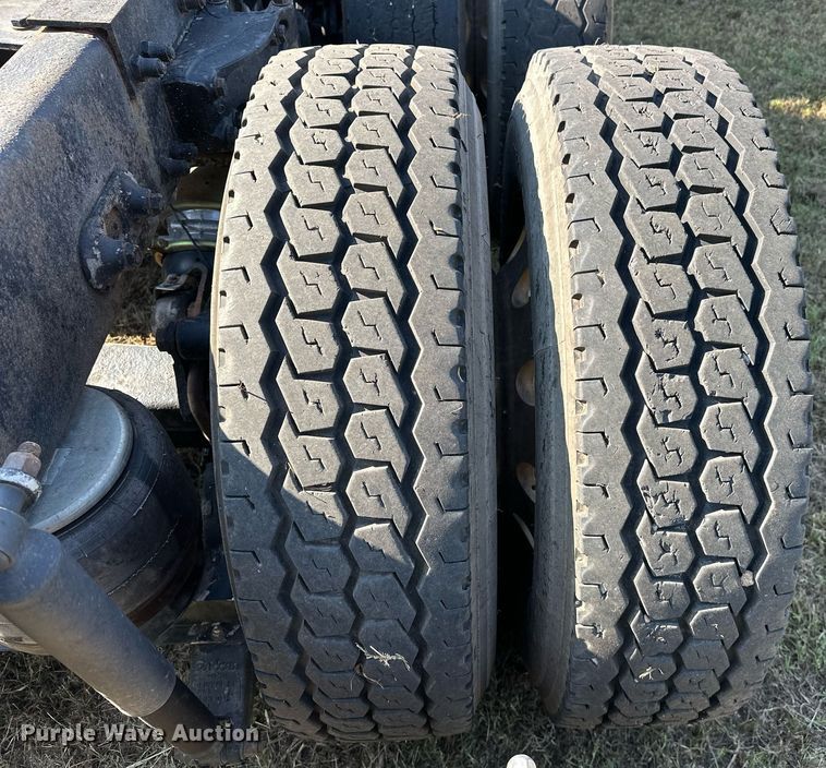 image for item EJ8981 2005 Peterbilt  379 semi truck