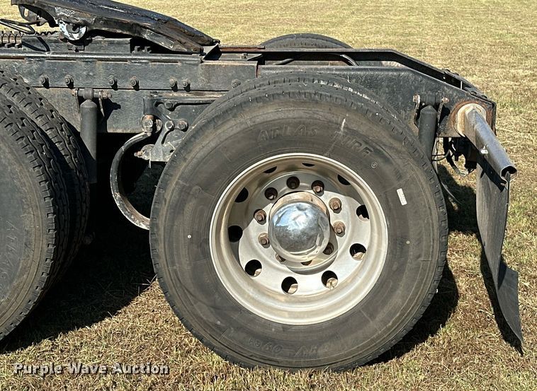 image for item EJ8981 2005 Peterbilt  379 semi truck