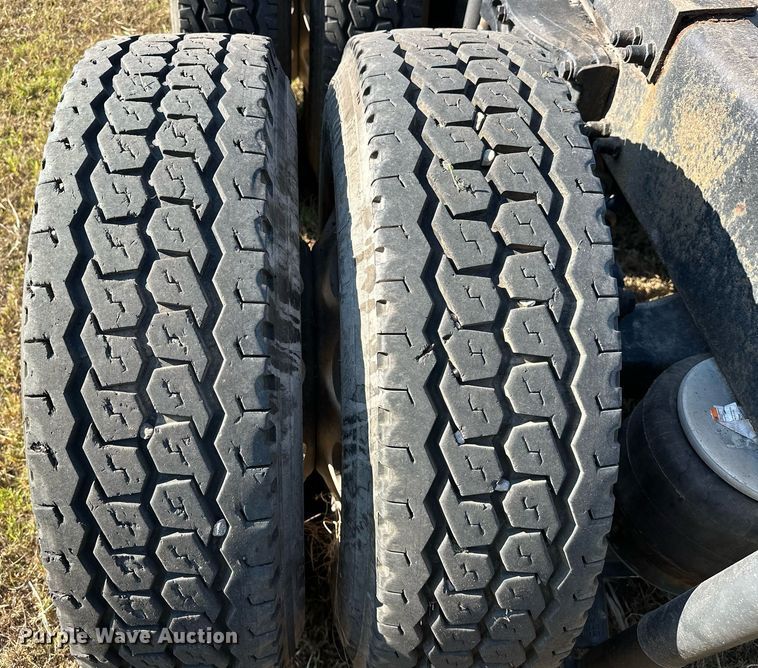 image for item EJ8981 2005 Peterbilt  379 semi truck