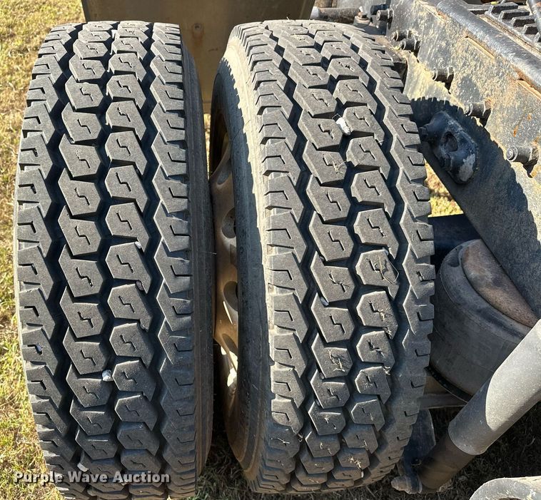 image for item EJ8981 2005 Peterbilt  379 semi truck