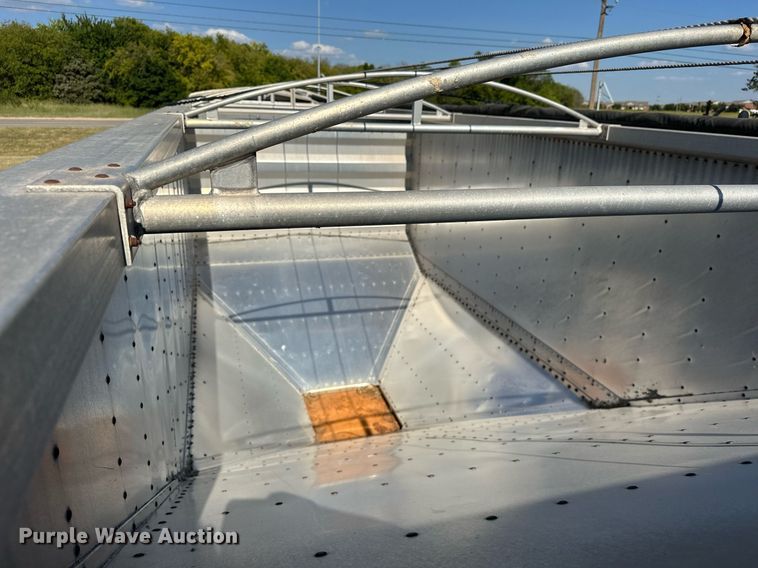 image for item EJ8982 1998 Wilson DWH-400 grain trailer