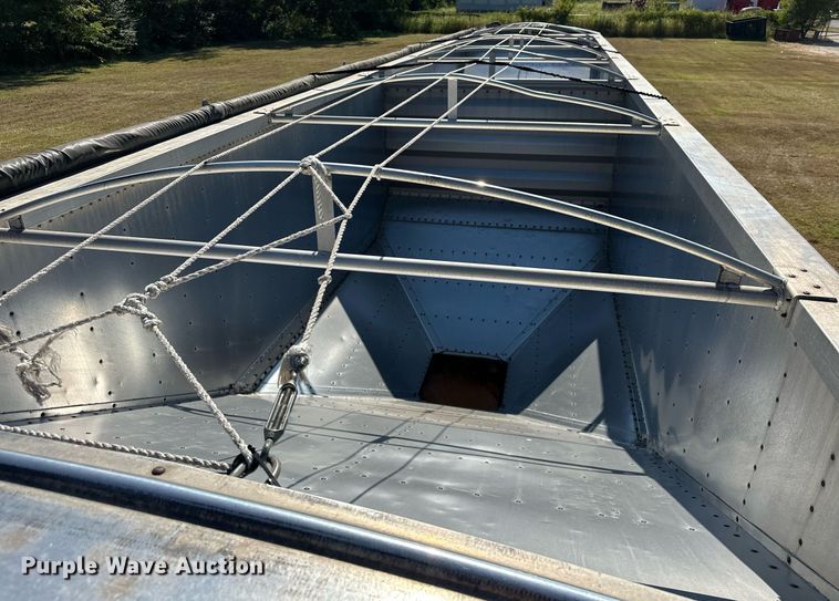 image for item EJ8982 1998 Wilson DWH-400 grain trailer