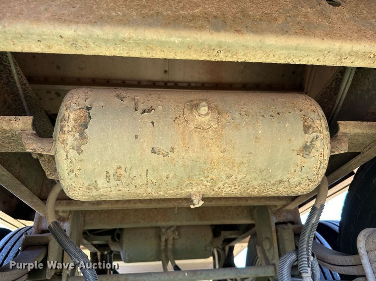 image for item EJ8982 1998 Wilson DWH-400 grain trailer