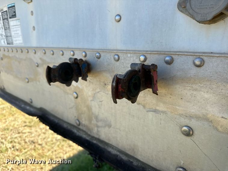 image for item EJ8982 1998 Wilson DWH-400 grain trailer