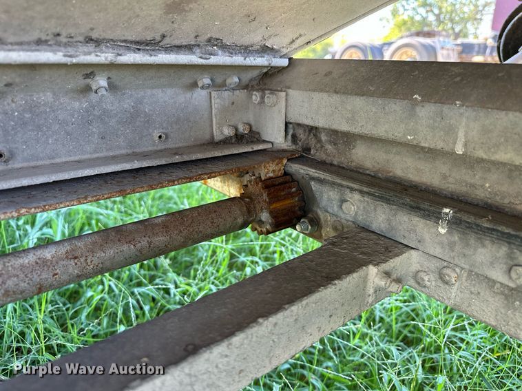 image for item EJ8982 1998 Wilson DWH-400 grain trailer