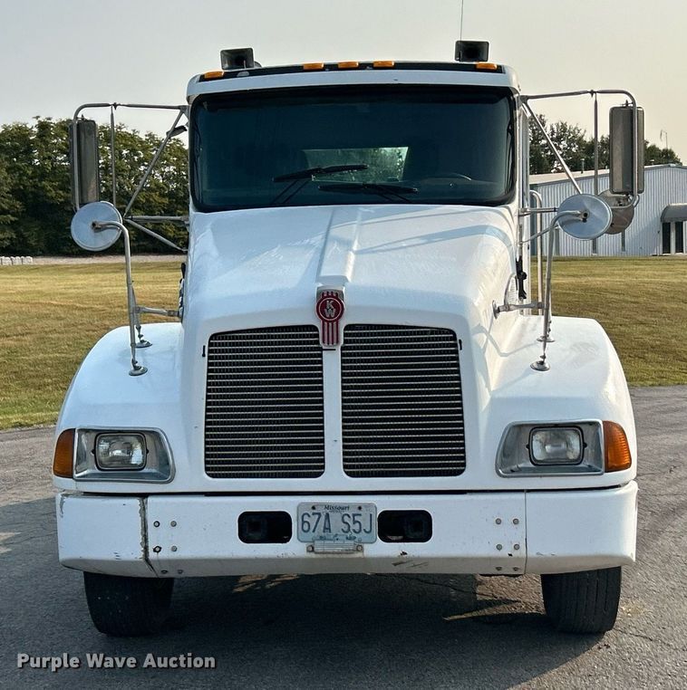 image for item EK3289 2004 Kenworth  T300 semi truck