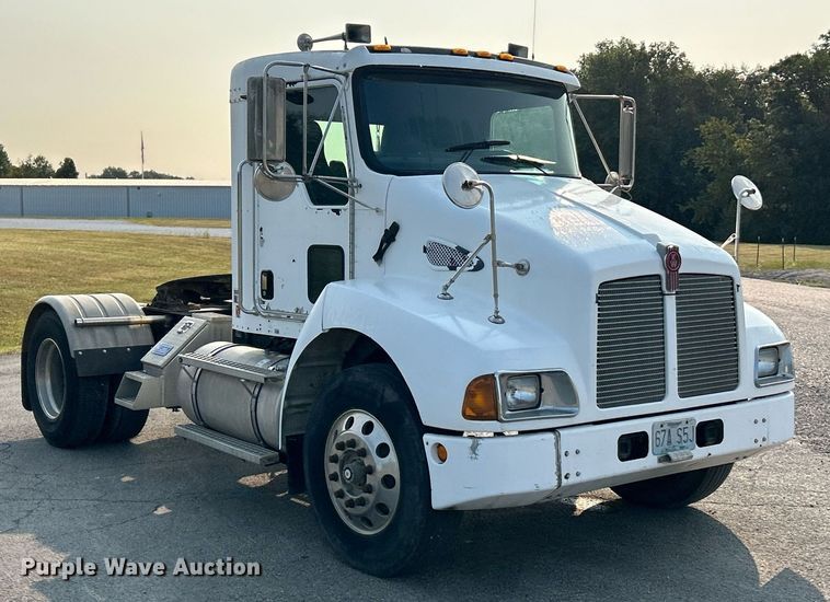 image for item EK3289 2004 Kenworth  T300 semi truck