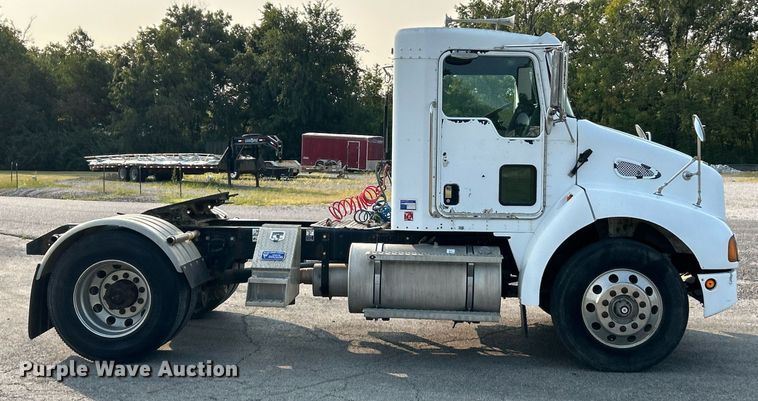 image for item EK3289 2004 Kenworth  T300 semi truck
