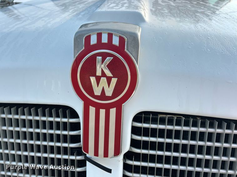 image for item EK3289 2004 Kenworth  T300 semi truck