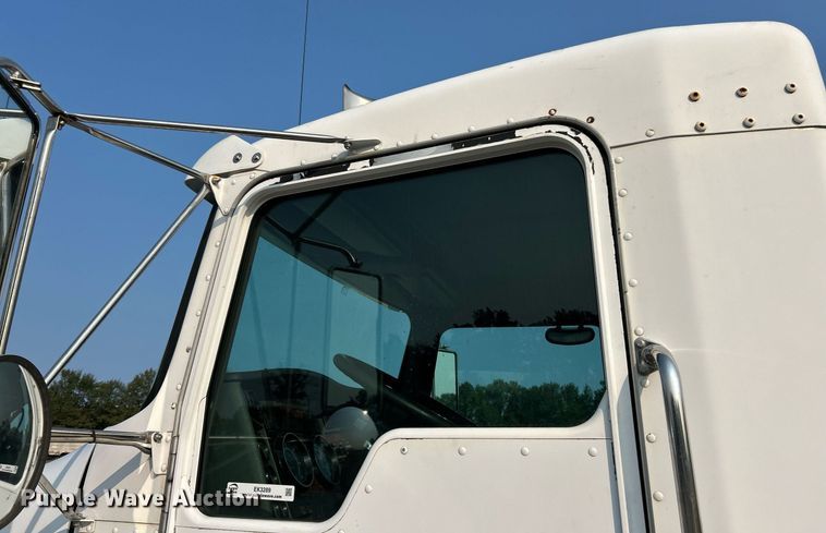 image for item EK3289 2004 Kenworth  T300 semi truck